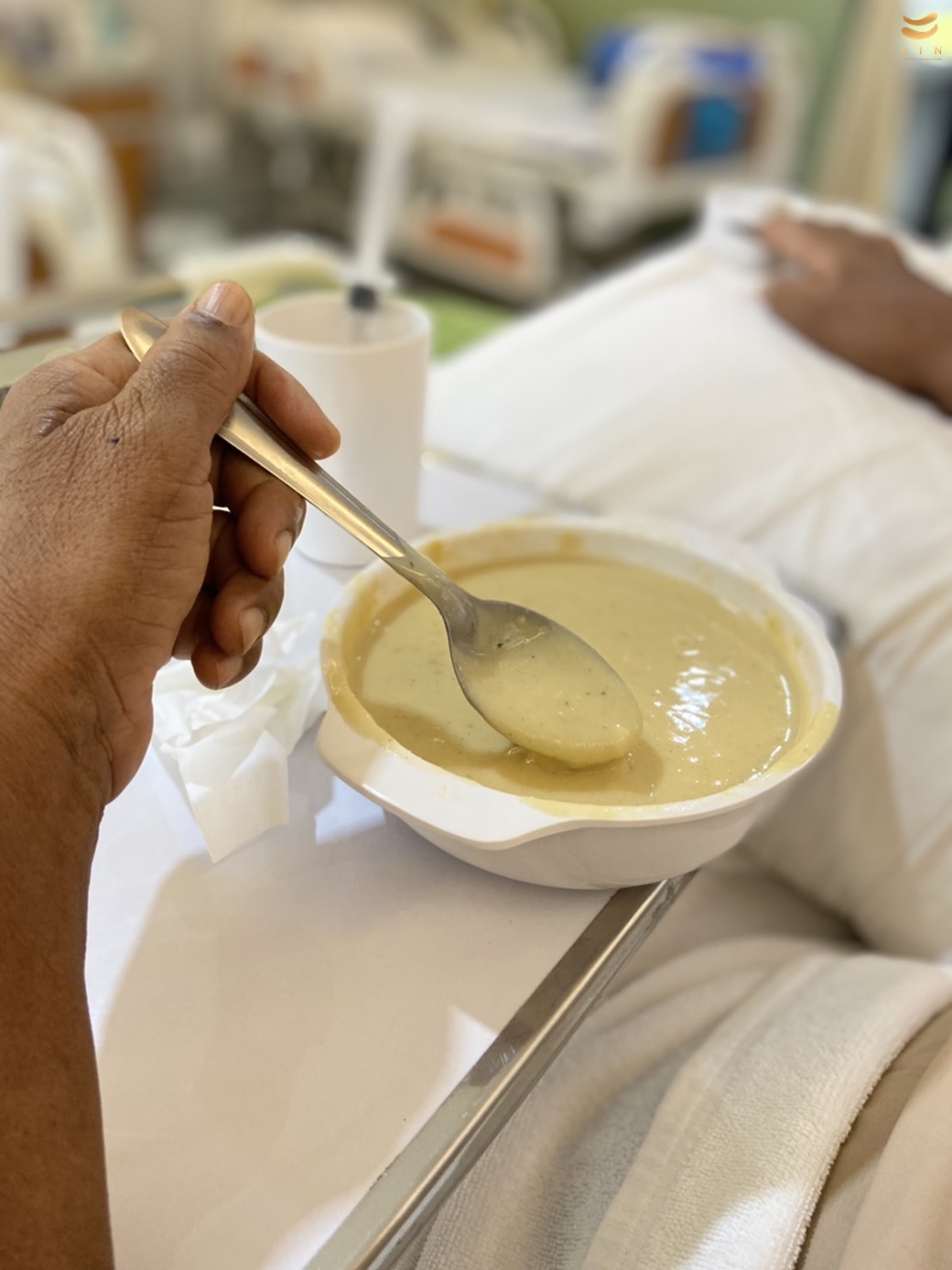 นาย A นามสมมุติ มีภาวะอ่อนแรกซีกขวา และมีภาวะการกลืนลำบาก ต้องให้อาหารผ่านสายยางทางจมูก ทาง KIN มีนักกิจกรรมบำบัดผู้เชี่ยวชาญ ที่ช่วยฝึกการกลืนให้กับคนไข้